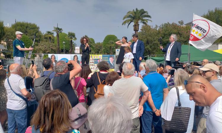 Civitanova - Giuseppe Conte in piazza per sostenere Squadroni, ma è flop di presenze (FOTO) Civitanova - Giuseppe Conte in piazza per sostenere Squadroni, ma è flop di presenze (FOTO)