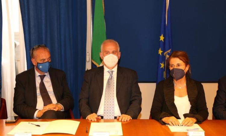 Macerata, firmato protocollo di legalità per i controlli antimafia sui lavori di ricostruzione post sisma Macerata, firmato protocollo di legalità per i controlli antimafia sui lavori di ricostruzione post sisma