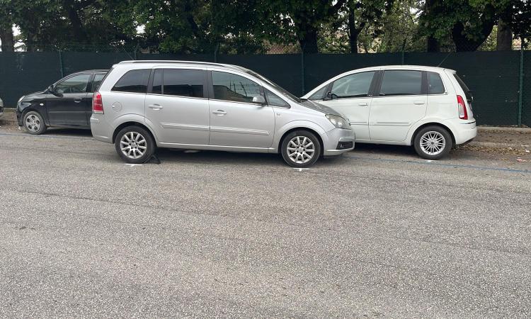 Macerata, auto parcheggiata davanti al pronto soccorso si sfrena e piomba contro veicolo in sosta
