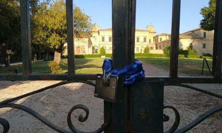 Villa Buonaccorsi, stop alle visite guidate e giardiniere licenziato: "Resta solo un bel lucchetto"