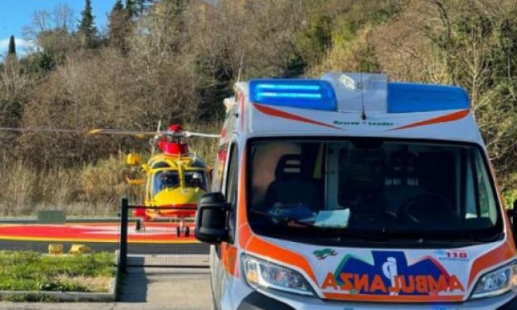 Macerata, bambino di due anni investito da un'auto: soccorso in eliambulanza