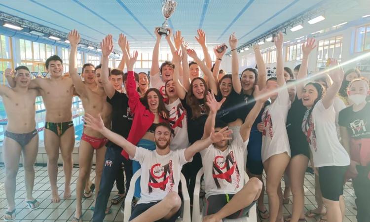 Centro Nuoto Macerata da record: titolo regionale e oltre 100 medaglie vinte dalla squadra del Salvamento