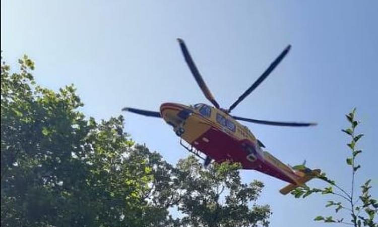 Monte San Giusto, fuori strada con l'auto: finisce in un fosso, ragazza trasportata a Torrette