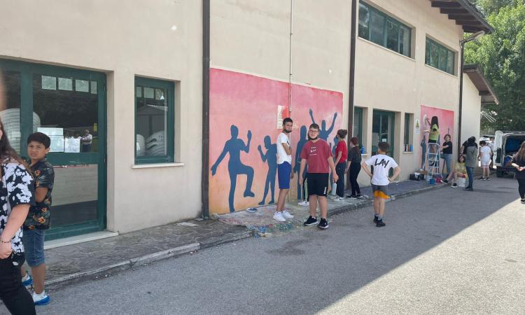 Valfornace, in un murales le speranze per il futuro dei ragazzi delle scuole medie