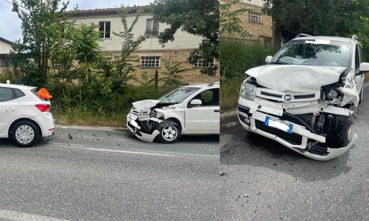 Recanati, tamponamento lungo la Regina: due giovani trasportati all'ospedale (FOTO)