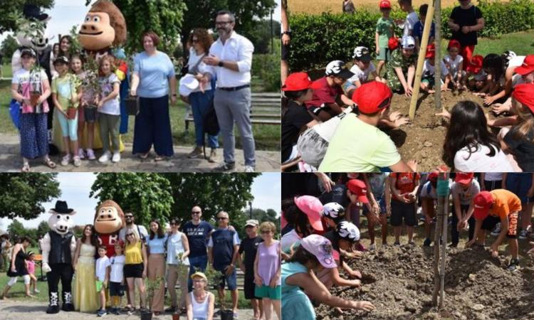 Festa dell'albero a Montecosaro: gli alunni piantano tigli e mandorli. Tra gli ospiti Giobbe Covatta