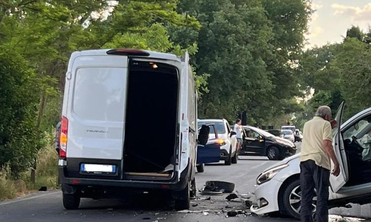 Treia, schianto lungo la Statale: auto contro furgone. Soccorsi sul posto e strada chiusa