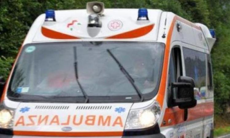 Treia, auto contro palo. La carambola coinvolge una seconda vettura: due feriti in ospedale