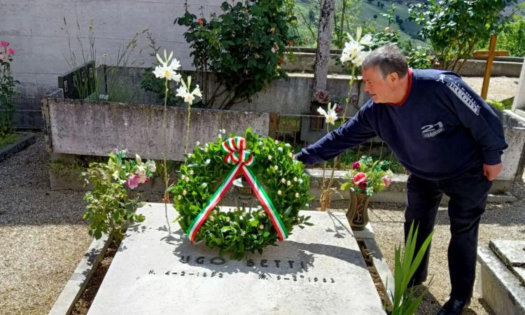 Camerino, corona d'alloro sulla tomba di Ugo Betti per il 69esimo anniversario dalla scomparsa