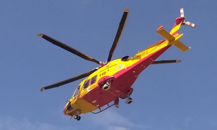 Tolentino, frontale tra due auto: una donna soccorsa in eliambulanza