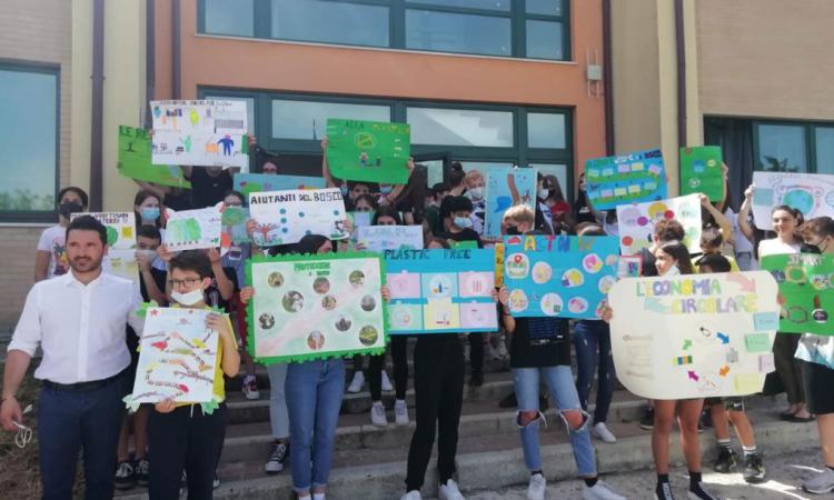 Cingoli, giovani studenti in campo per sostenere l'ambiente: ripulito l'esterno della scuola Cingoli, giovani studenti in campo per sostenere l'ambiente: ripulito l'esterno della scuola