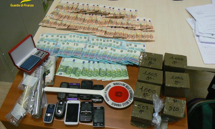 Macerata, gli trovano sei chili di hashish pronti per essere spacciati: condannato pusher