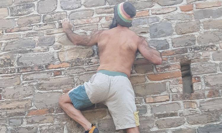 Belforte, arrampicata sulle mura urbane: torna la "Dajeforte street boulder" Belforte, arrampicata sulle mura urbane: torna la "Dajeforte street boulder"