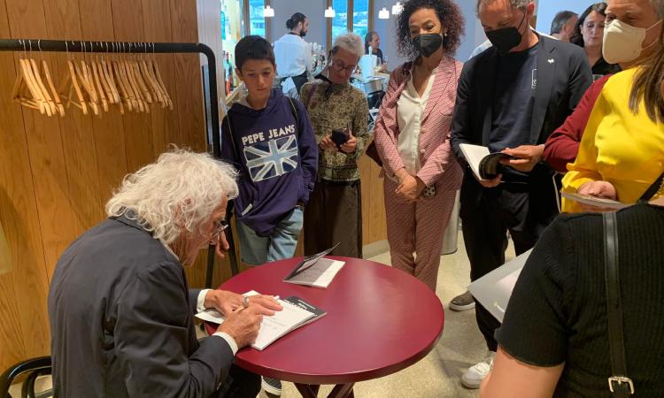 "Babbo, cosa c’è al di là del mare?": al Politeama di Tolentino la presentazione del libro di Nazareno Rocchetti "Babbo, cosa c’è al di là del mare?": al Politeama di Tolentino la presentazione del libro di Nazareno Rocchetti