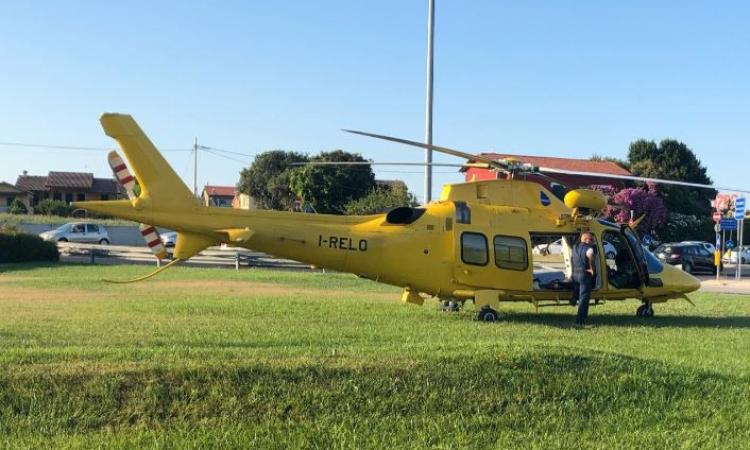 Porto Recanati, viene investito da un'auto: ciclista di 18 anni soccorso in eliambulanza