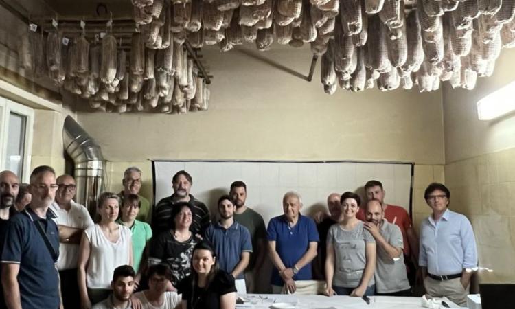 Sarnano, la Monterotti regala ai dipendenti un corso da sommelier di salumi Sarnano, la Monterotti regala ai dipendenti un corso da sommelier di salumi