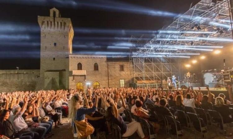 Dai big della musica in concerto alla comicità di Angioni e dei 'Soliti Idioti': l'estate 2023 di Porto Recanati