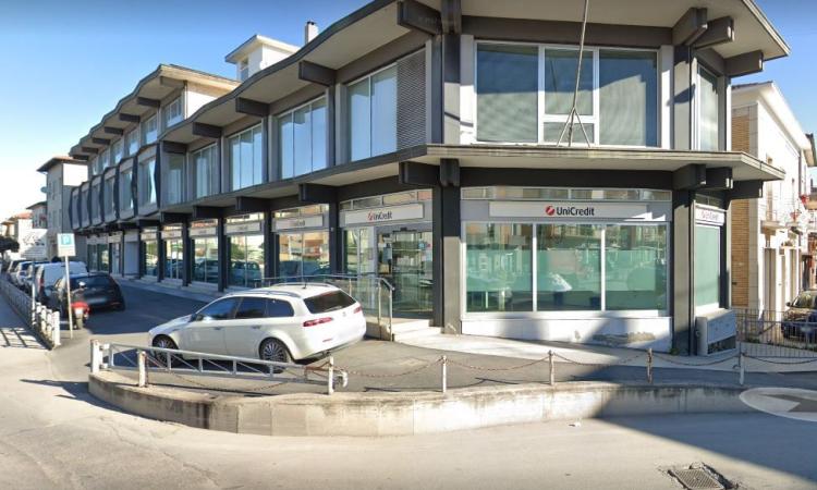 Civitanova, tentano di prelevare soldi in banca con documenti falsi: arrestati due 40enni Civitanova, tentano di prelevare soldi in banca con documenti falsi: arrestati due 40enni