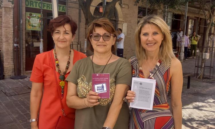 Macerata, corner di ascolto: il Consiglio delle donne scende in piazza