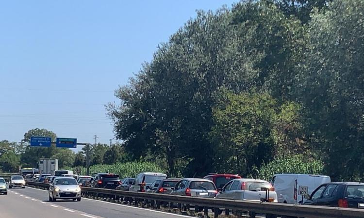 Corridonia, tamponamento tra due auto in superstrada: traffico in tilt Corridonia, tamponamento tra due auto in superstrada: traffico in tilt