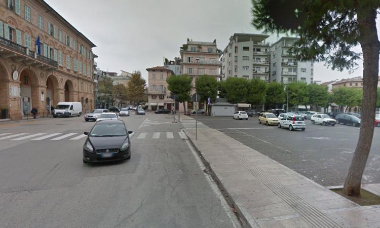 Civitanova, parcheggio gratis per le auto elettriche in piazza XX Settembre: parte la sperimentazione
