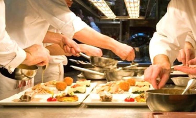 Crisi ristorazione, la parola ai dipendenti: "Voglia di lavorare? Orari assurdi e salari in nero"