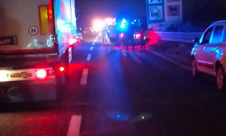 Civitanova, auto contromano in superstrada: tre feriti nello scontro frontale. Una 36enne a Torrette