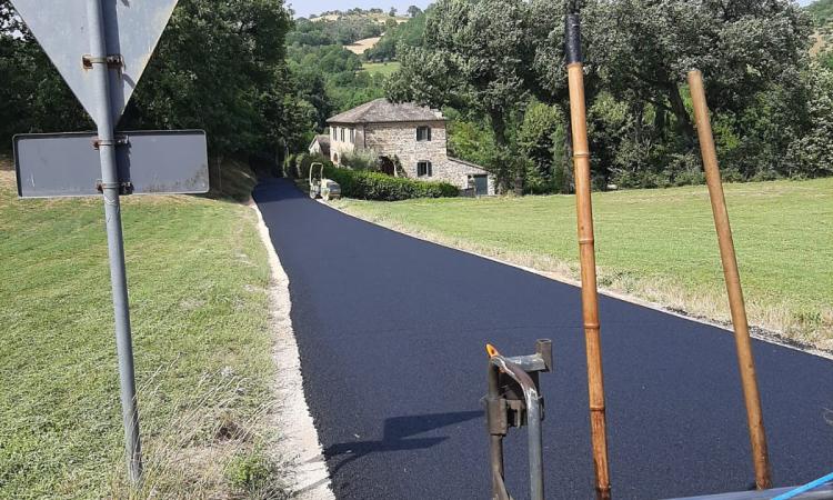 San Severino, asfaltata la strada bianca che conduce a Barbiato. Alla spesa collaborano i residenti San Severino, asfaltata la strada bianca che conduce a Barbiato. Alla spesa collaborano i residenti
