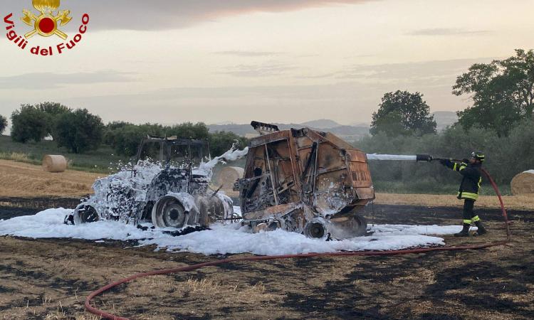 Treia, trattore prende fuoco: vigili del fuoco in azione. Incendio anche a Pollenza