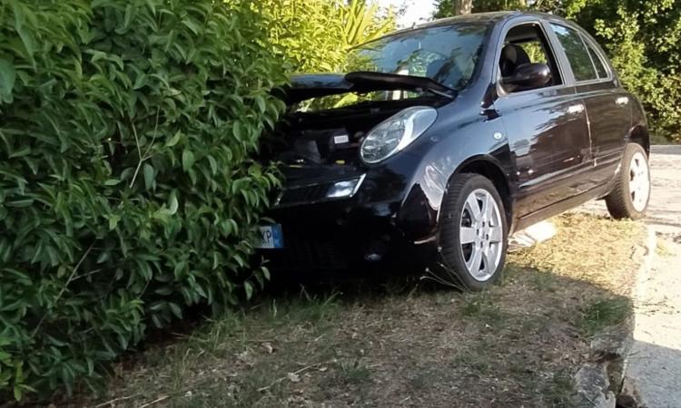 Macerata, perde il controllo dell'auto e finisce contro la siepe: conducente trasferito in ospedale (FOTO) Macerata, perde il controllo dell'auto e finisce contro la siepe: conducente trasferito in ospedale (FOTO)