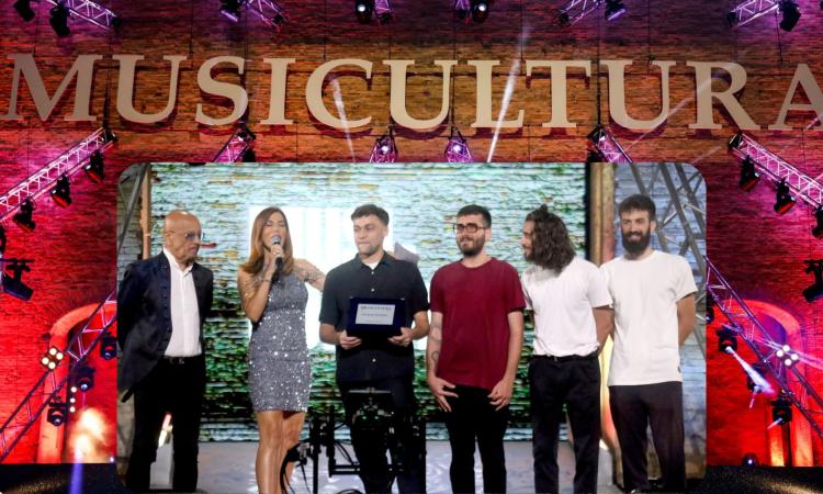 Musicultura, Yosh Whale vincitori assoluti. Premio critica a Isotta, ovazione per Grignani e Agnelli (FOTOGALLERY) Musicultura, Yosh Whale vincitori assoluti. Premio critica a Isotta, ovazione per Grignani e Agnelli (FOTOGALLERY)
