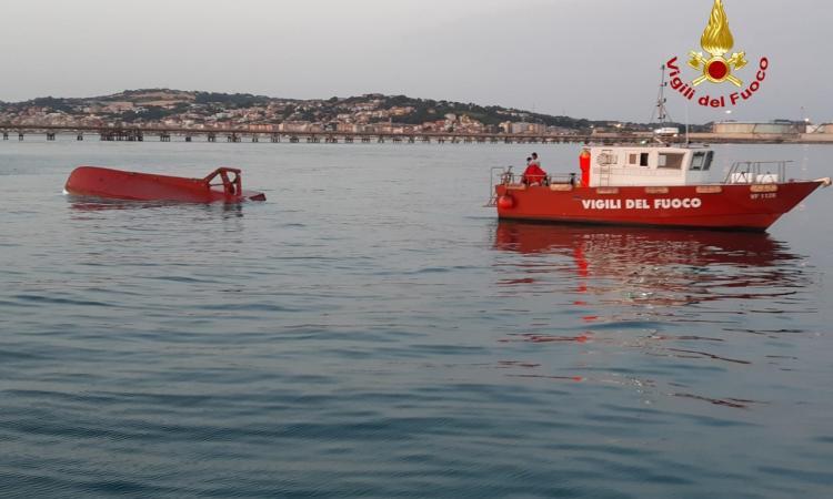 Dramma in mare, si ribalta vongolara: muore pescatore di 57 anni