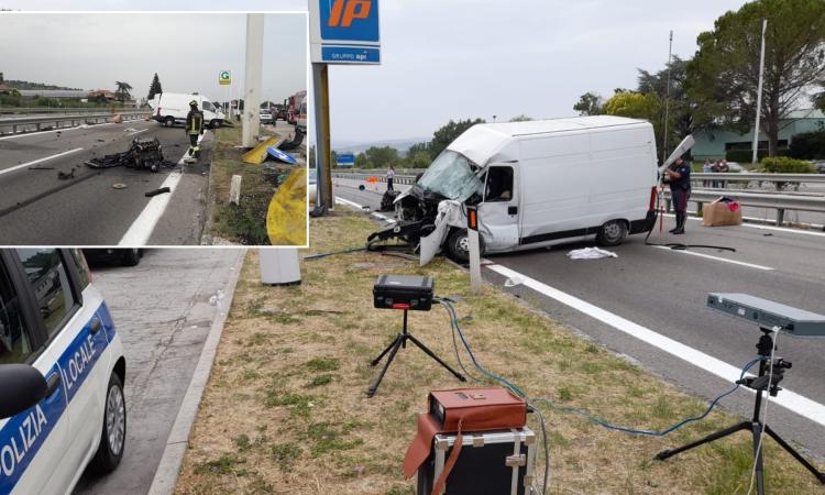 Tolentino, furgone si schianta contro il palo in superstrada dopo brusca frenata: grave 27enne (FOTO)