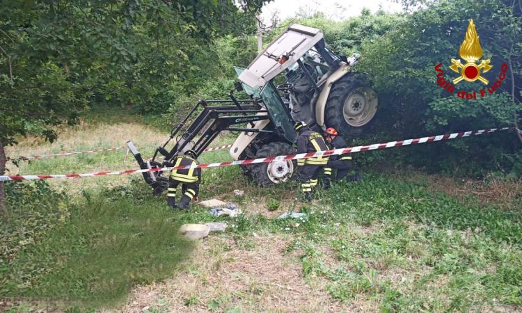 Precipita col trattore in un dirupo e viene sbalzato fuori dalla cabina: muore agricoltore Precipita col trattore in un dirupo e viene sbalzato fuori dalla cabina: muore agricoltore