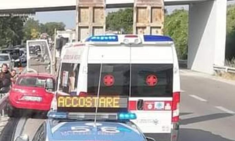 Macerata, incidente in superstrada: donna resta intrappolata nell'abitacolo. Trasferita in ospedale Macerata, incidente in superstrada: donna resta intrappolata nell'abitacolo. Trasferita in ospedale