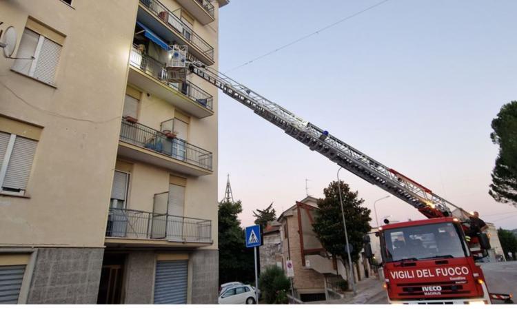Macerata, pianerottolo a fuoco: allarme in un condominio Macerata, pianerottolo a fuoco: allarme in un condominio