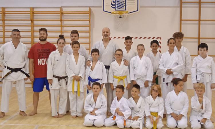 Recanati, esami per i passaggi di cintura al Centro Studi Karate Marche: tutti gli allievi promossi Recanati, esami per i passaggi di cintura al Centro Studi Karate Marche: tutti gli allievi promossi