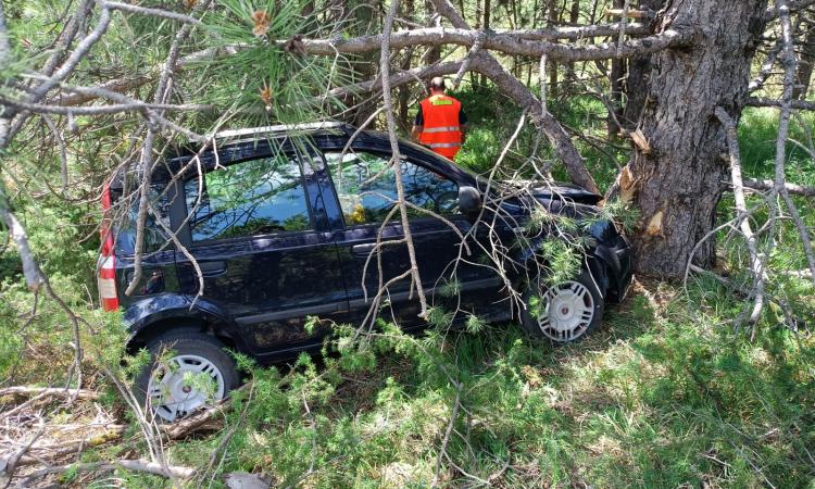 Tragico incidente, auto finisce fuori strada e si schianta contro un albero: morto conducente (FOTO)