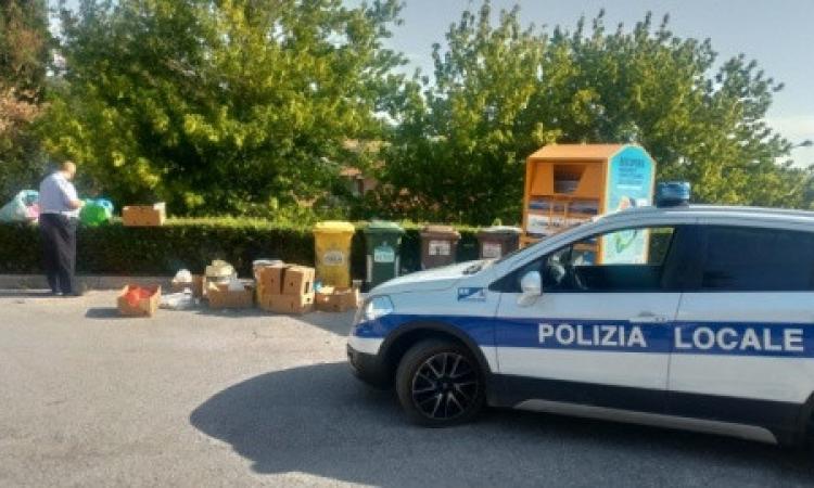 San Severino, abbandono rifiuti ed escrementi di cane. Orlandani: "Intensifichiamo i controlli" San Severino, abbandono rifiuti ed escrementi di cane. Orlandani: "Intensifichiamo i controlli"