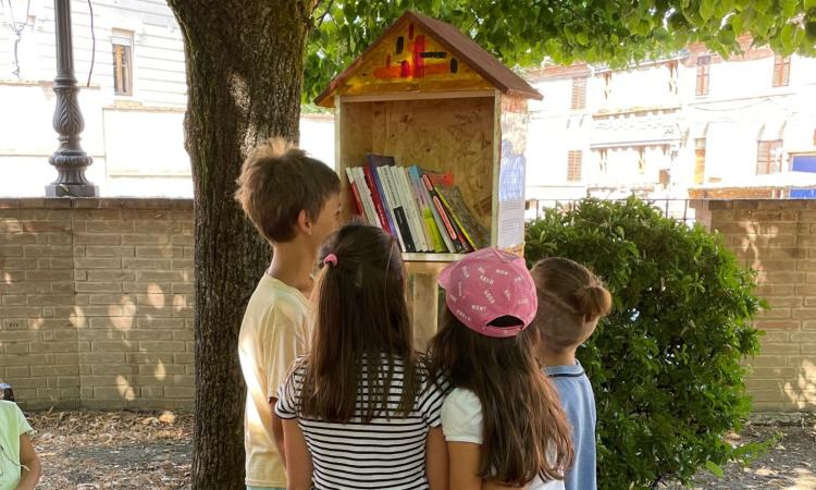 Colmurano, taglio del nastro per la Cassetta Bookcrossing: condivisione gratis di libri e cultura