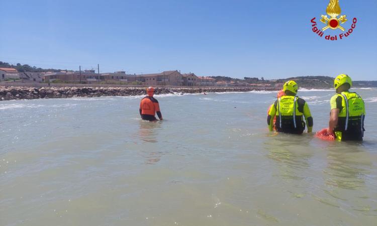 Tragedia in mare: muoiono un papà con il figlio di 8 anni, il fratello ricoverato in ospedale Tragedia in mare: muoiono un papà con il figlio di 8 anni, il fratello ricoverato in ospedale