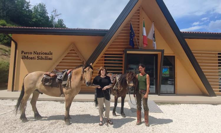 'Cento giorni a cavallo per cento anni di parchi', Paola Giacomini fa tappa sui Monti Sibillini