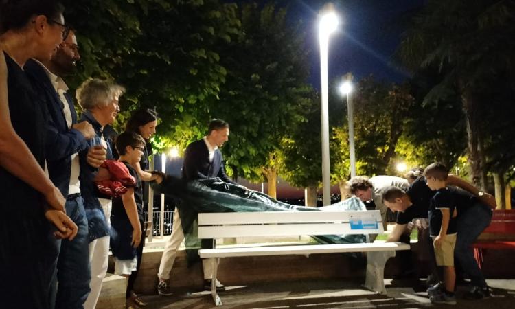 Potenza Picena, una panchina bianca in ricordo delle vittime della strada Potenza Picena, una panchina bianca in ricordo delle vittime della strada