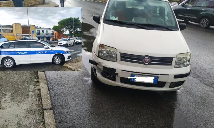 Macerata, auto contro moto: un giovane trasportato all'ospedale (FOTO)