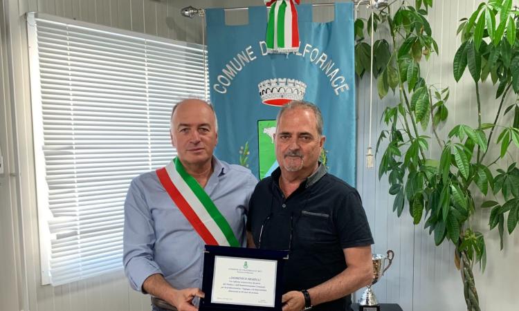 Valfornace, Domenico Morelli va in pensione dopo 40 anni di servizio: l'omaggio del primo cittadino Valfornace, Domenico Morelli va in pensione dopo 40 anni di servizio: l'omaggio del primo cittadino