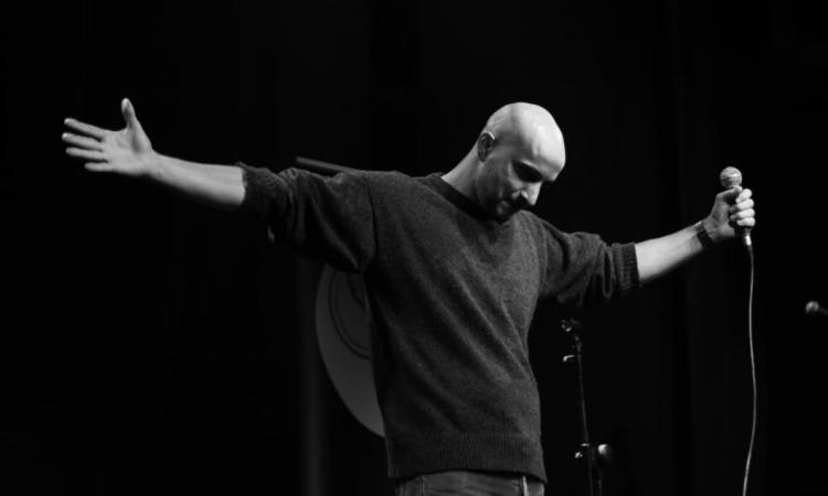 Morrovalle, "Fonti di ispirazione": ad aprire la rassegna comica è la stand-up di Daniele Tinti Morrovalle, "Fonti di ispirazione": ad aprire la rassegna comica è la stand-up di Daniele Tinti