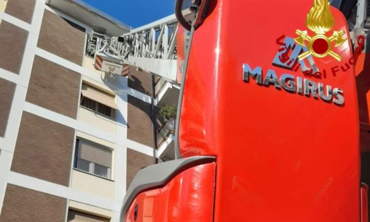 Paziente necessita di ricovero: “prelevato” dalla finestra al quinto piano dai vigili del fuoco Paziente necessita di ricovero: “prelevato” dalla finestra al quinto piano dai vigili del fuoco