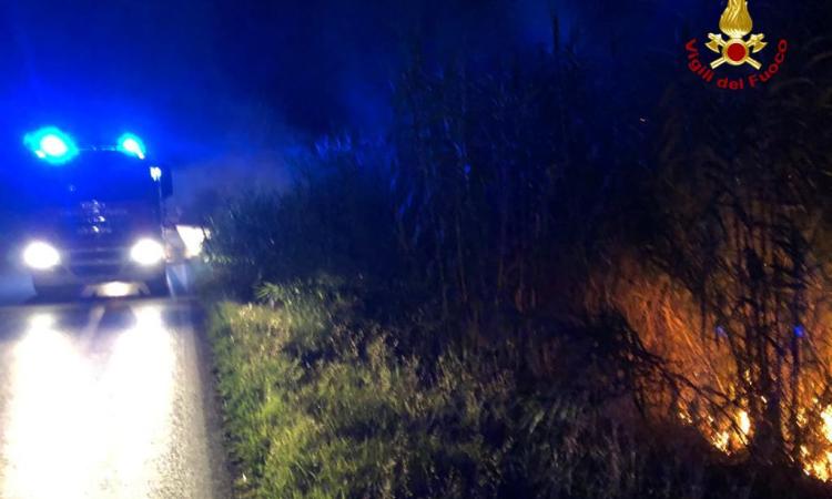 Fiamme e fumo a bordo strada: lambita abitazione e impianto fotovoltaico