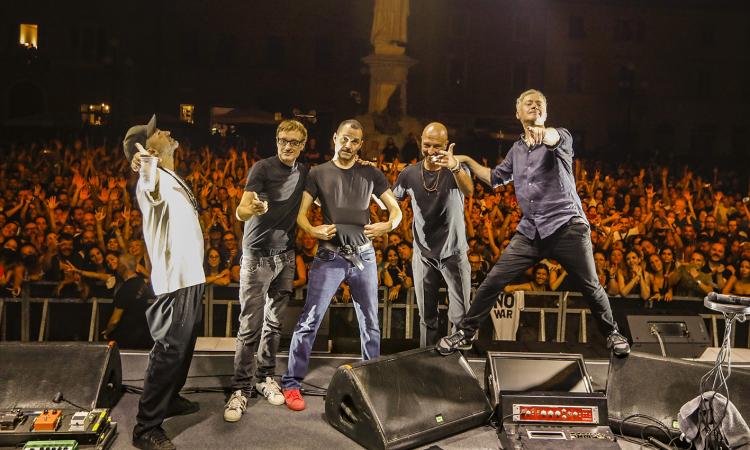Recanati, i Subsonica infiammano Piazza Giacomo Leopardi