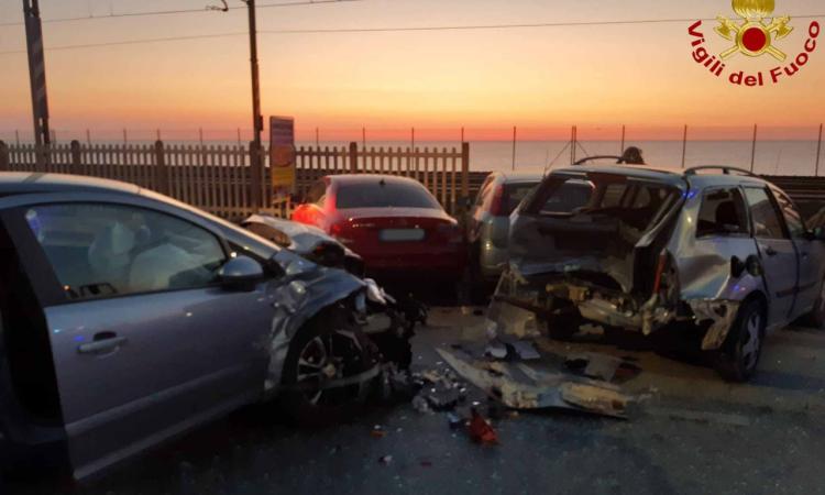 Civitanova, scontro tra due auto nella notte: un veicolo finisce contro la recinzione ferroviaria